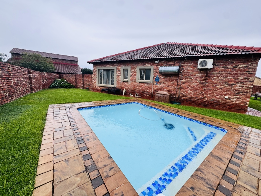 3 Bedroom Property for Sale in Flamwood North West